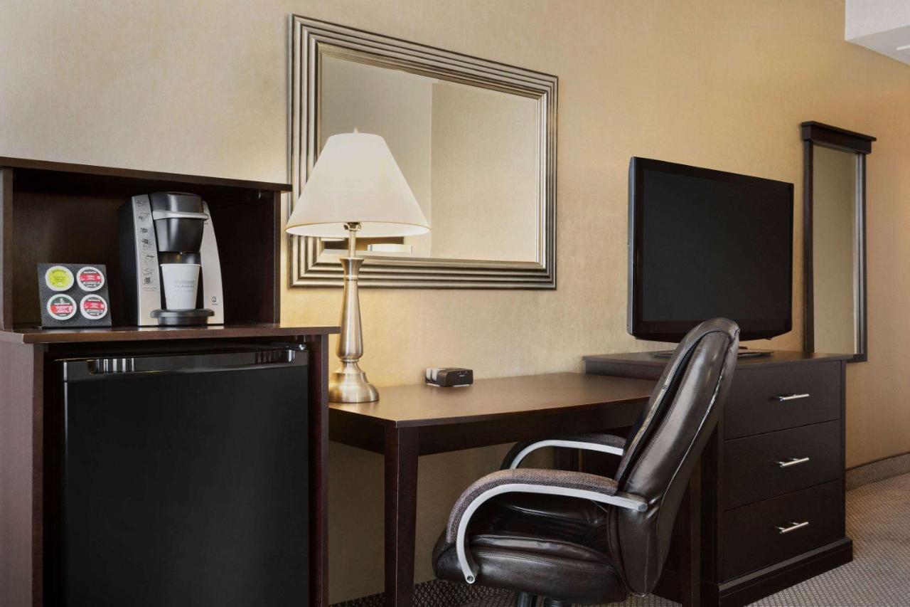Travelodge By Wyndham Quebec City Hotel & Convention Centre Buitenkant foto